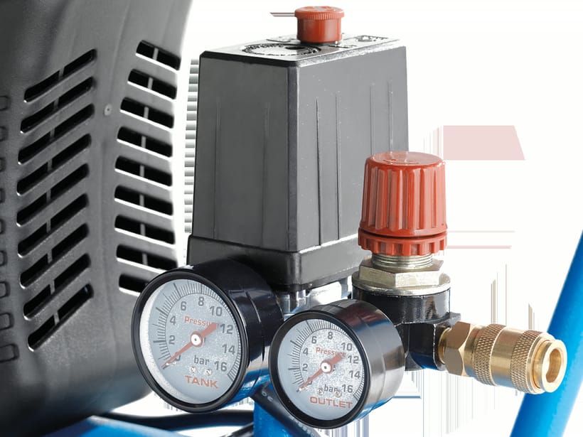 Pressure switch, regulator and two gauges — control panel of the ABAC L20N range