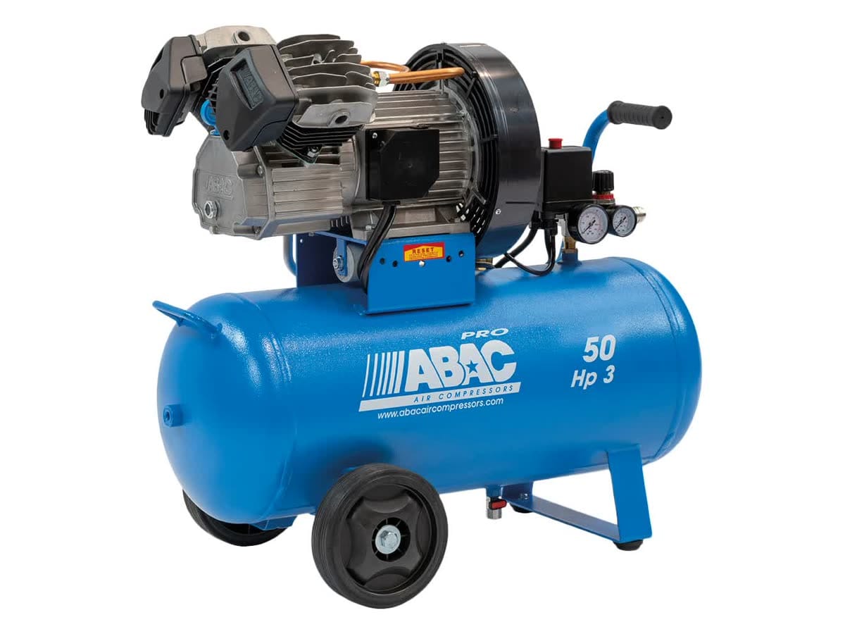 Pomalobežný kompresor ABAC V30-2,2-50CM — dvojvalcová jednotka s ventilátorom na modrom 50l vzdušníku, manometre a madlo