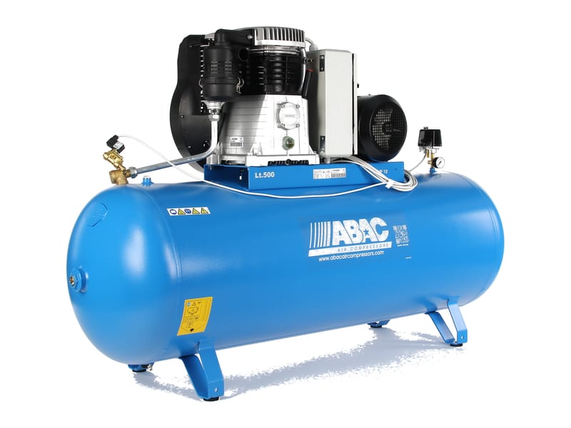 Kompresor ABAC Pro Line B70-7,5-500FTXH na 15 bar zepředu zleva — jednotka B70 s motorem 7,5 kW, rozvaděč hvězda-trojúhelník, ležatý vzdušník 500 l