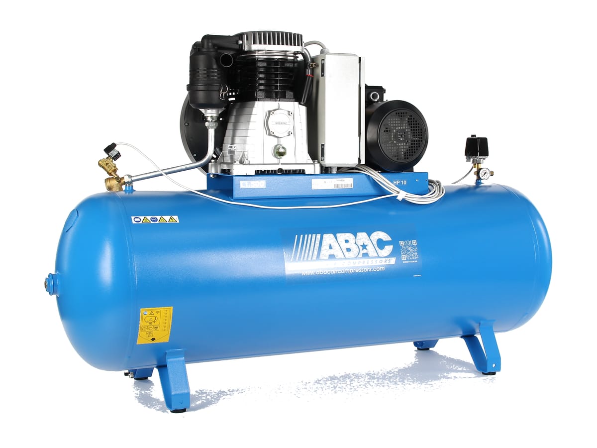 Kompresor ABAC Pro Line B70-7,5-500FTXH na 15 bar zepředu zleva — dvoustupňová jednotka B70, motor 7,5 kW, rozvaděč hvězda-trojúhelník na základové desce a ležatý vzdušník 500 l na patkách