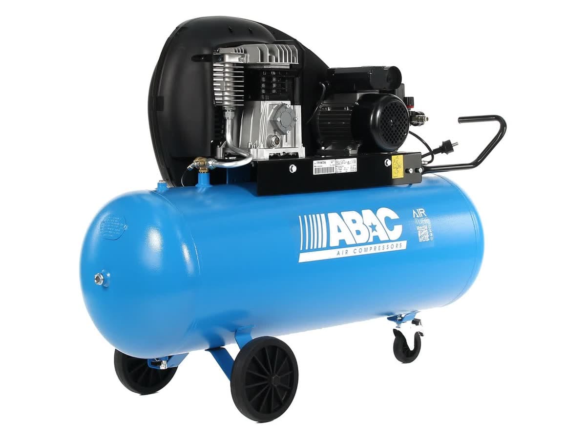 Kompresor ABAC Pro Line Extensive A29BT-2,2-150CM — jednotka A29B pod tvarovaným krytem řemenice, otevřená rukojeť, vzdušník 150 l na kolečkách
