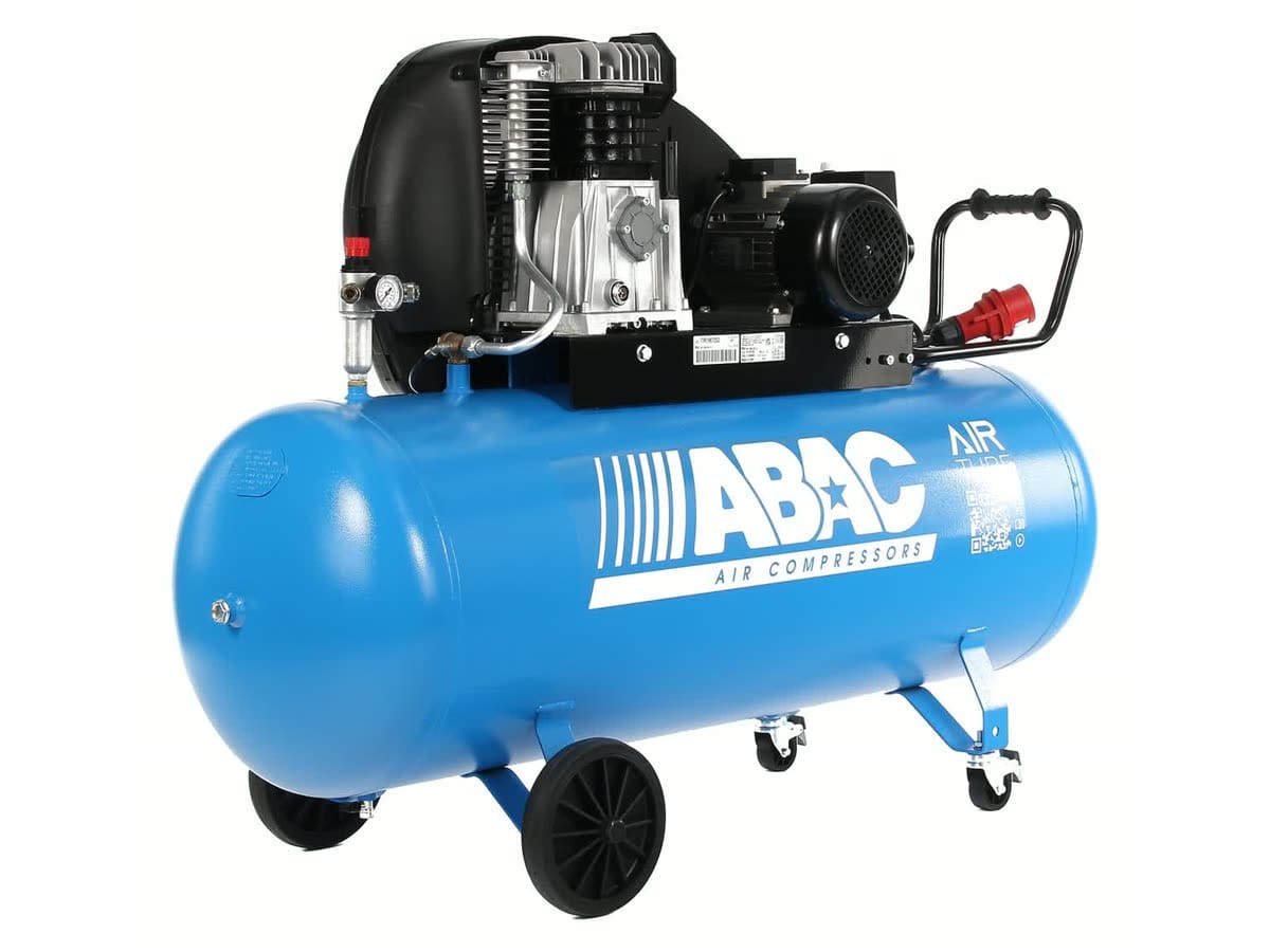 Kompresor ABAC Pro Line Expert z agregatem A39B na poziomym zbiorniku 200 l — kształtowana osłona koła pasowego, chłodnica końcowa, zamknięty pałąk i dwa przednie kółka z hamulcem