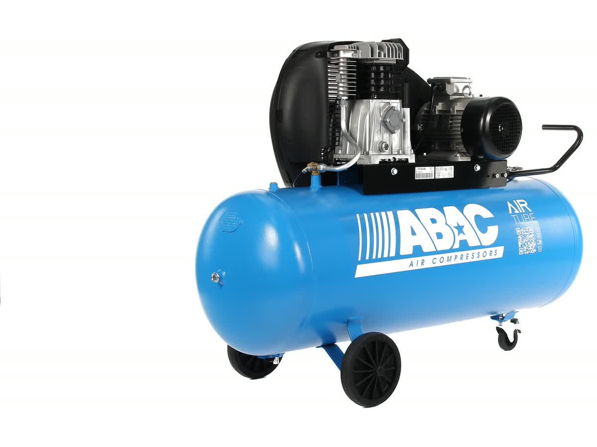 Kompresor ABAC Pro Line Extensive A39BT-3-200CT — jednotka A39B pod tvarovaným krytem řemenice, otevřená rukojeť, vzdušník 200 l na kolečkách