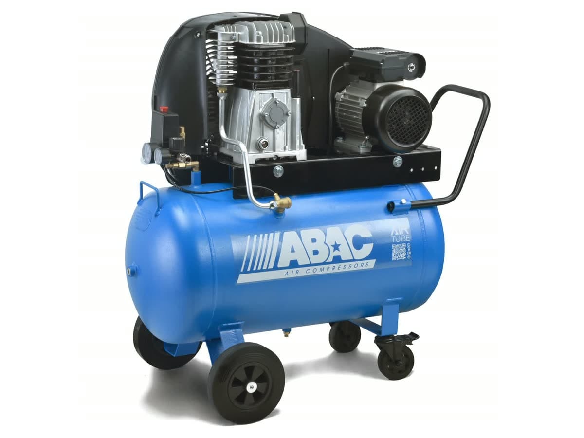 Kompressor ABAC Pro Line Export A39BE-2,2-90CM — Aggregat A39B unter geformter Riemenabdeckung, Druckregler mit Manometern, 90-l-Behälter auf Rädern