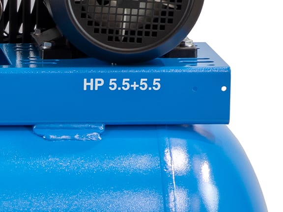 Napis HP 5.5+5.5 na płycie zbiornika B59B-2x4-500FT — dwa silniki po 4 kW (5,5 hp)