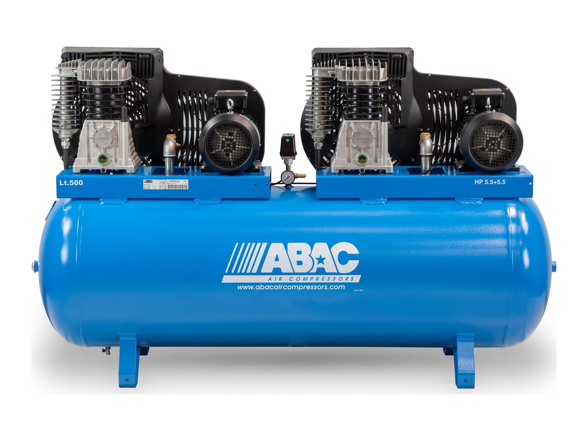 Sprężarka tandemowa ABAC Pro Line B59B-2x4-500FT z przodu — dwa dwustopniowe agregaty B59B z własnymi silnikami 4 kW na jednym poziomym zbiorniku 500 l, między nimi wspólny presostat z manometrem, stopy