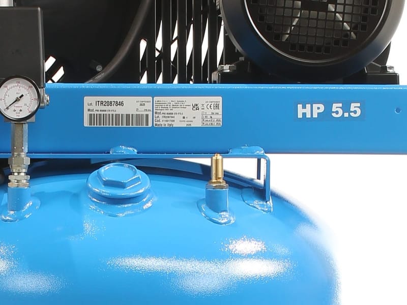 Tabliczka znamionowa i napis HP 5.5 na płycie agregatu B59B-4-270VT, pod nią króciec pionowego zbiornika