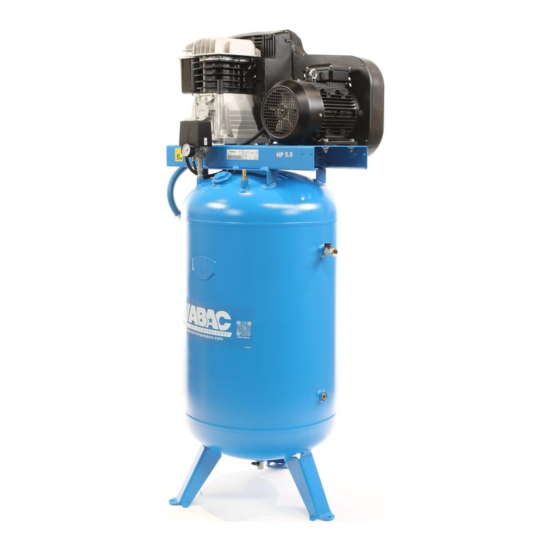 Kompresor pionowy ABAC Pro Line B59B-4-270VT z przodu z lewej — agregat B59B z chłodnicą międzystopniową, silnik 4 kW, czarna osłona koła pasowego, pionowy zbiornik 270 l z logo ABAC
