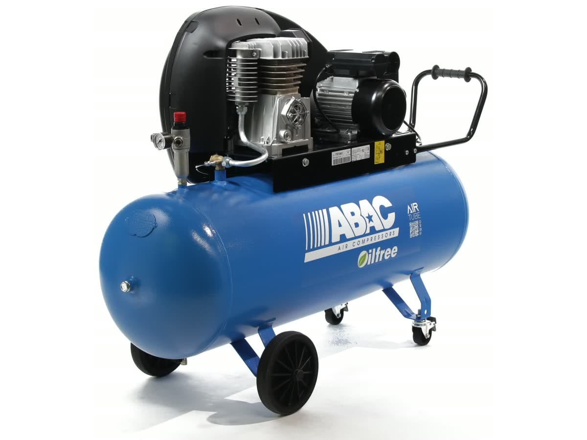 Ölfreier Kompressor ABAC Expert Zero A29B0P-2,2-150CM — Aggregat A29B0 unter der Riemenabdeckung, Filterdruckregler, 150-l-Behälter auf Rädern