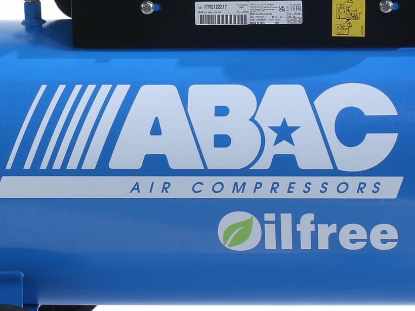 Schriftzug oilfree und QR-Code der App AirTube auf dem Behälter — Kompressor ABAC Expert Zero