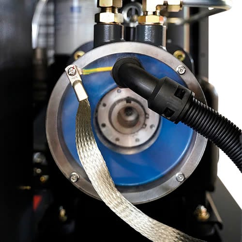 IE4-Elektromotor mit Permanentmagneten, gekühlt mit Öl aus dem Schraubenblock