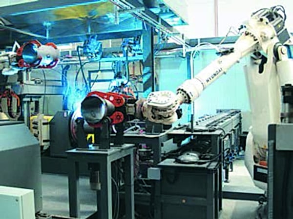 Zvárací robot pri výrobe tlakovej nádoby